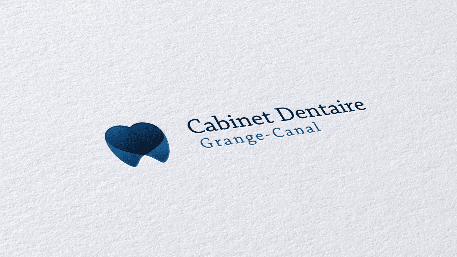 Logo bleu du Cabinet Dentaire Grange-Canal présenté sur un papier texturé.
